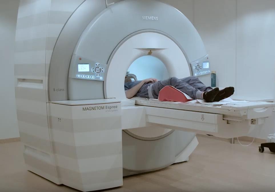 Op deze afbeelding gaat de patiënt eerst met het hoofd in de MRI